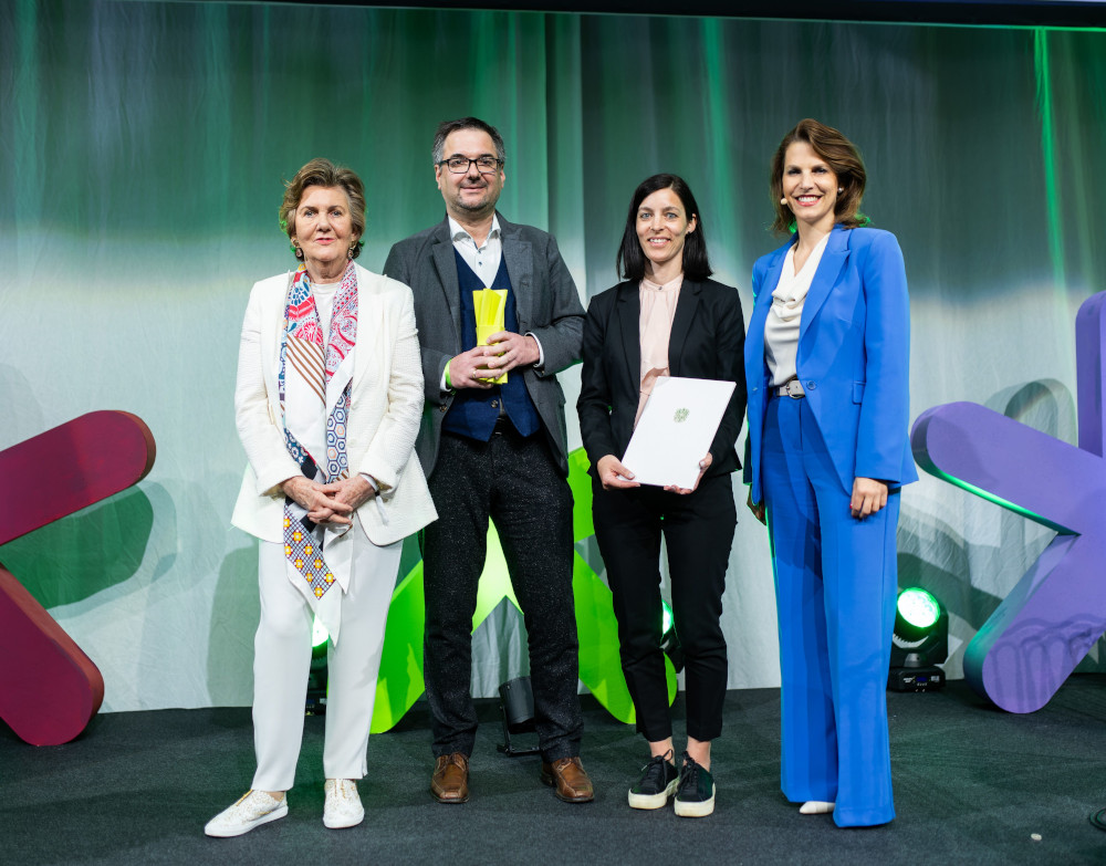 Europaministerin Karoline Edtstadler (rechts im Bild) mit der Preisträgerin und Preisträger des Europa-Staatspreises 2024 in der Kategorie "Europa in Kunst & Kultur"