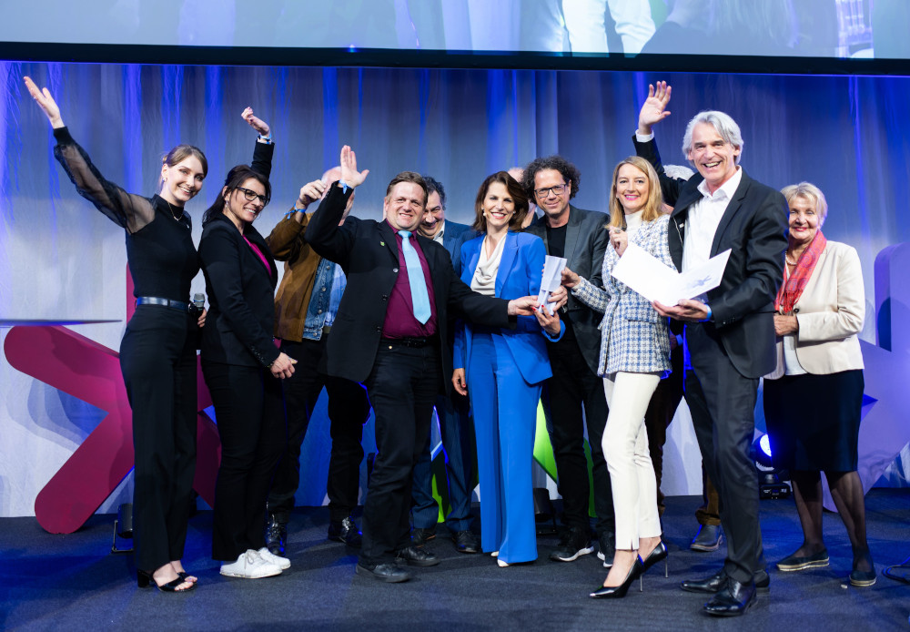 Europaministerin Karoline Edtstadler (links im Bild) mit der Preisträgerinnen und Preisträgern des Europa-Staatspreises 2024 in der Kategorie "Europa in der Gemeinde"