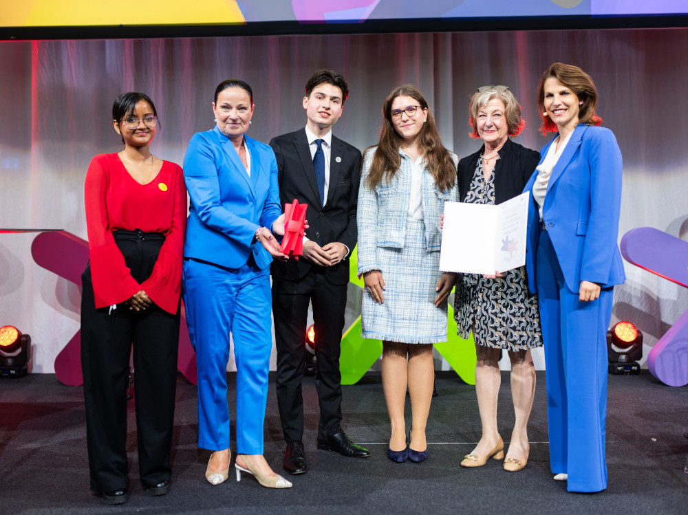 Europaministerin Karoline Edtstadler (rechts im Bild) mit der Preisträgerinnen und Preisträger des Europa-Staatspreises 2024 in der Kategorie "Europa in der Bildung"